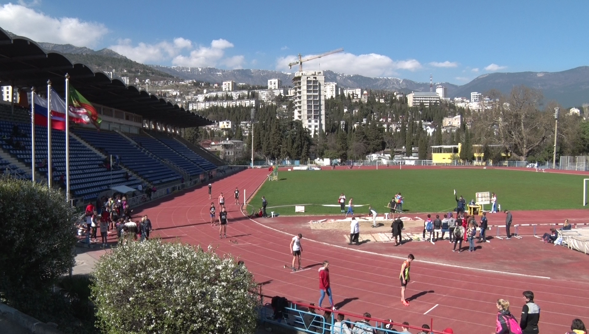 sovremennoe futbolnoe pole i baza dlya