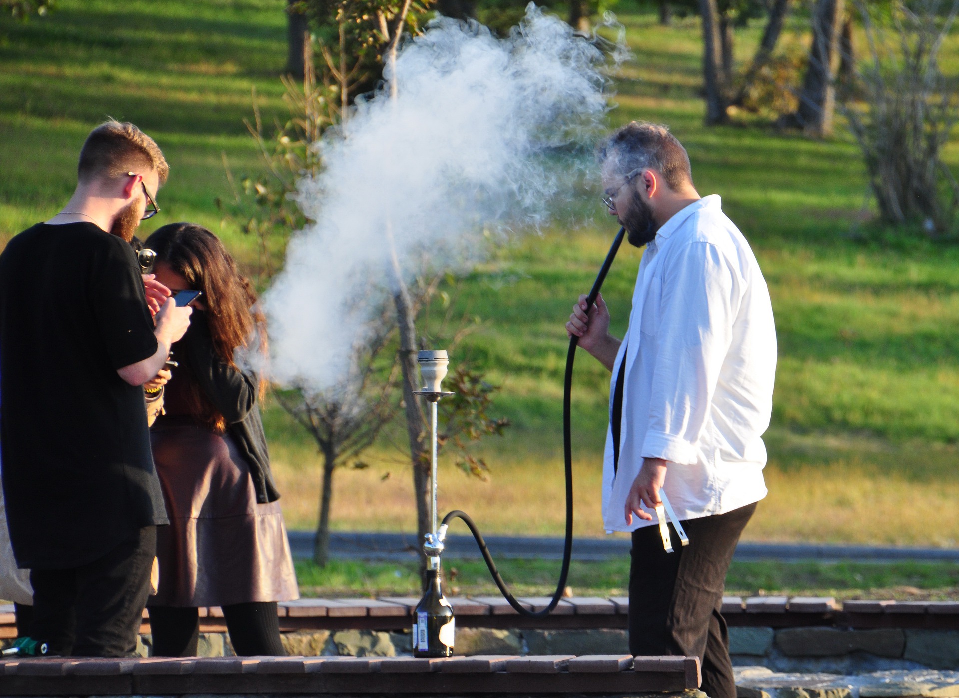 курящие в кафе. кальян эксперт бар. кальянов в общественных местах. кальянов в общественных местах. запрет кальянов в москве.
