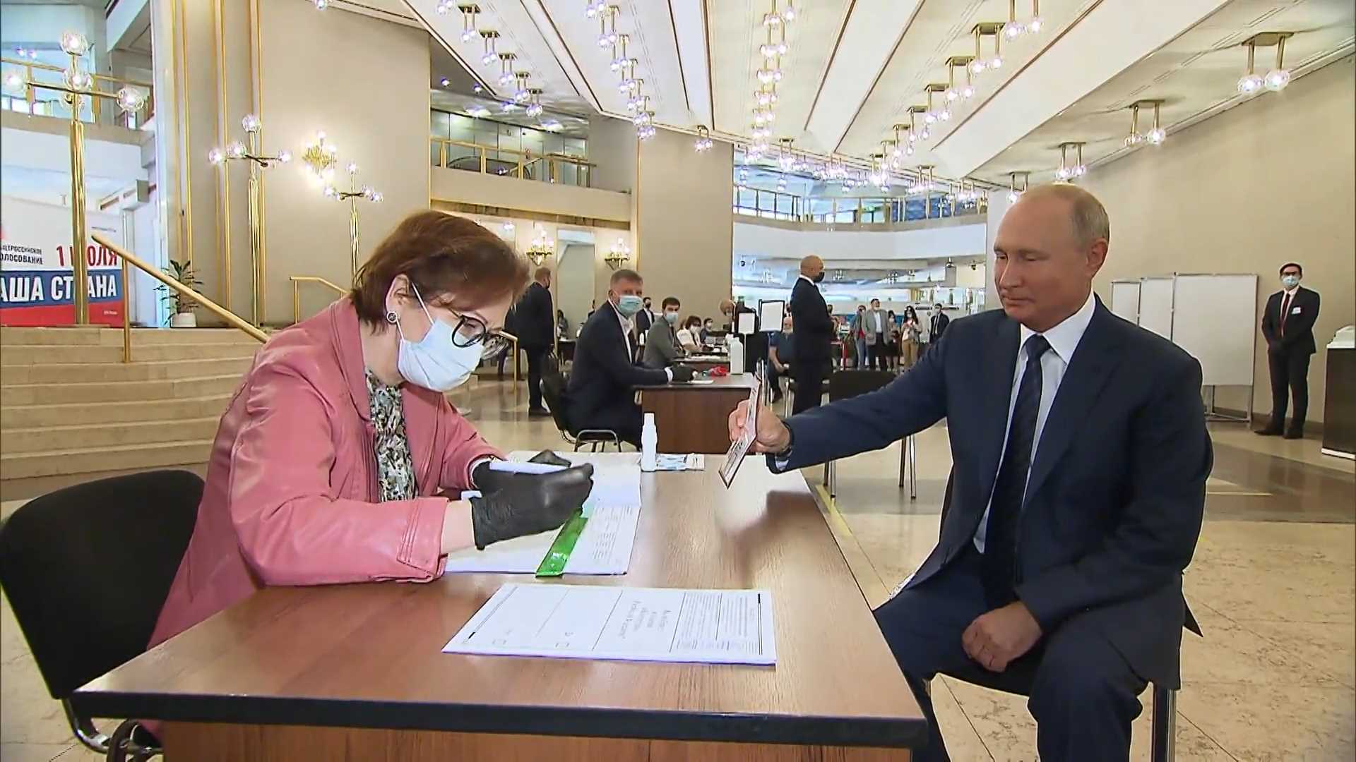 Непривитый В.В Путин голосует за обнуление себе сроков без маски. Никакой ответственности за нарушение коронавирусных ограничений В.В. Путин не понес/ Фото: nts-tv.com Непривитый В.В Путин голосует за обнуление себе сроков без маски. Никакой ответственности за нарушение коронавирусных ограничений В.В. Путин не понес/ Фото: nts-tv.com