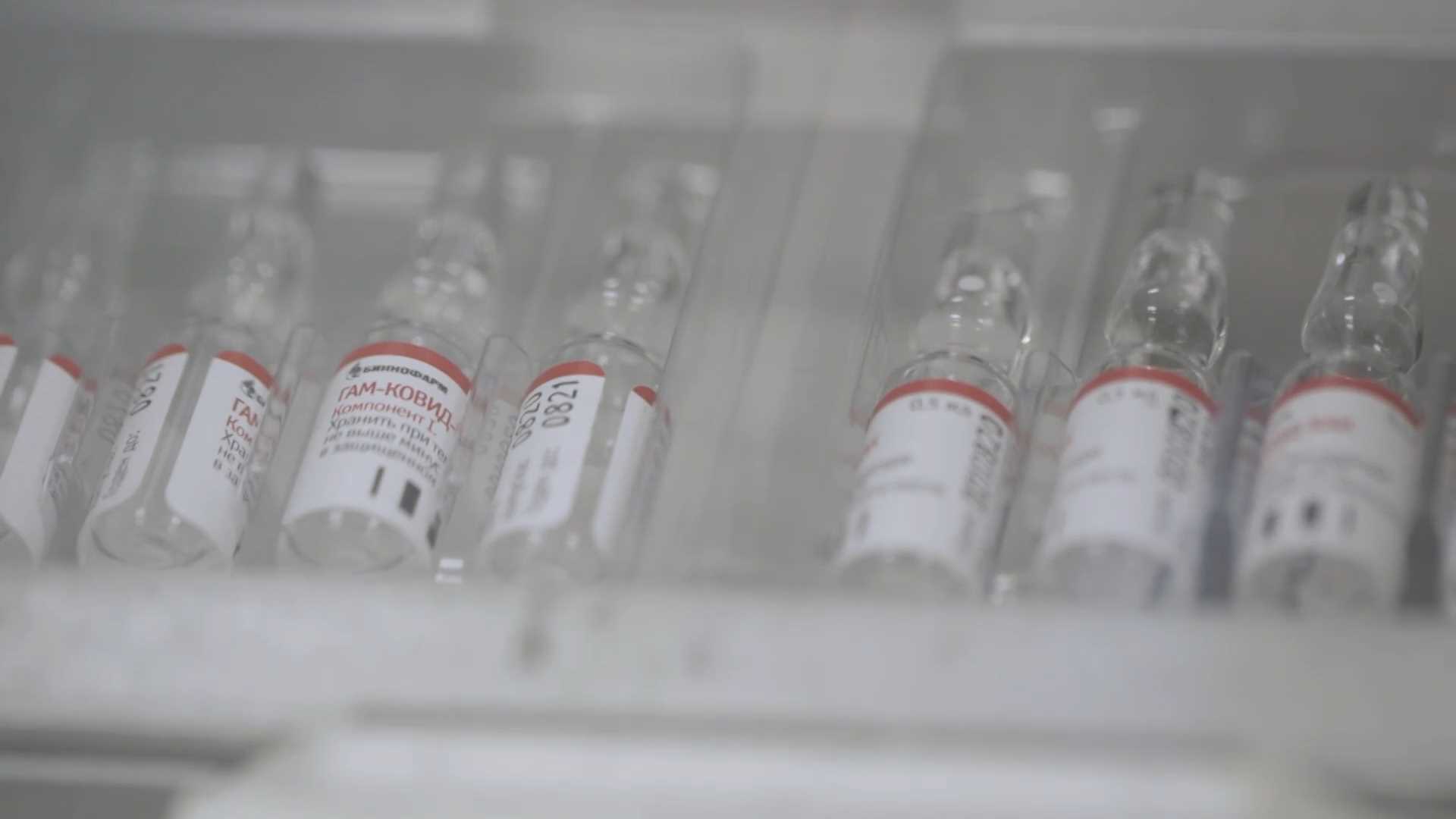 Вакцина 1 прививка. Ампула с вакциной. Как выглядит вакцинация. Как выглядит вакцина Спутник v в ампулах. Вакцина ковид.