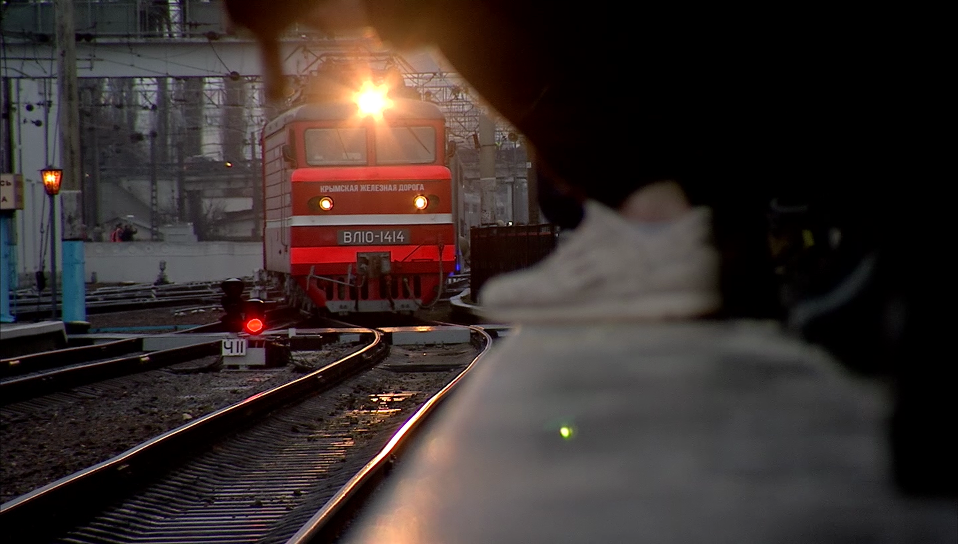 Поезд прибыл на утро. Поезд отправляется. Поезд в Крым с Казанского вокзала. Первый поезд прибыл в Крым.