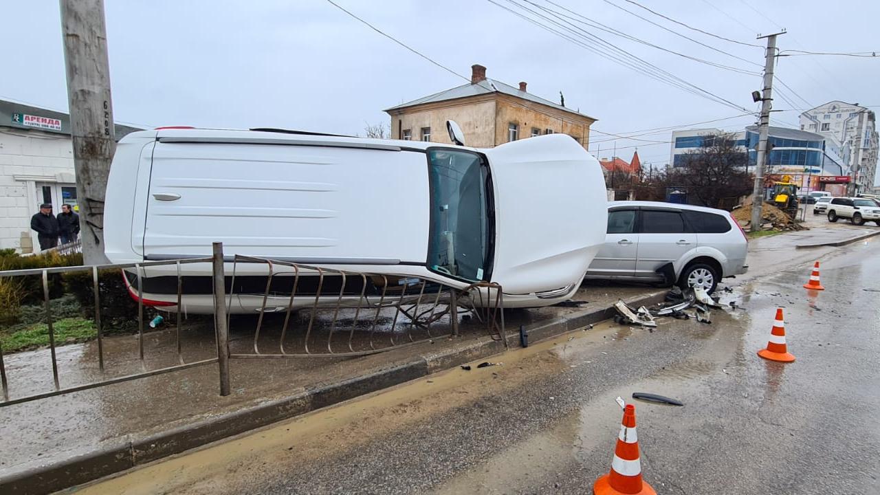 Новости севастополя сегодня последние свежие происшествия. Авария в Севастополе вчера. Севастополь перевернулась машина.